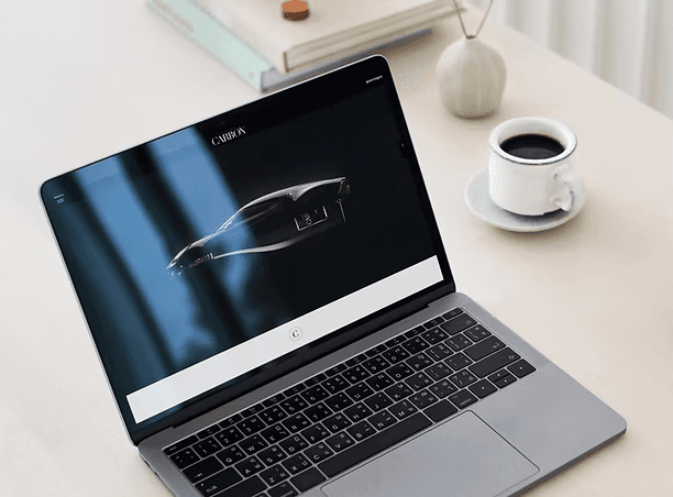 Mockup d'un site sur-mesure premium présenté sur MacBook